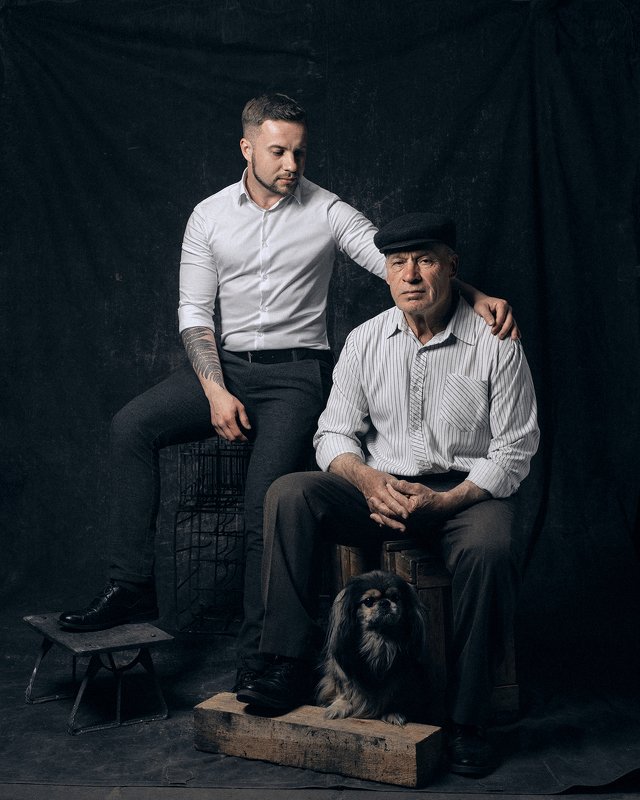 парный портрет, семейный, семья, дедушка, мужчина, внук, собака, монотонный, фон, классическая одежда Семейный портрет с дедом фото превью