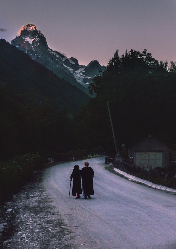 Two Women were passing on the road фото превью