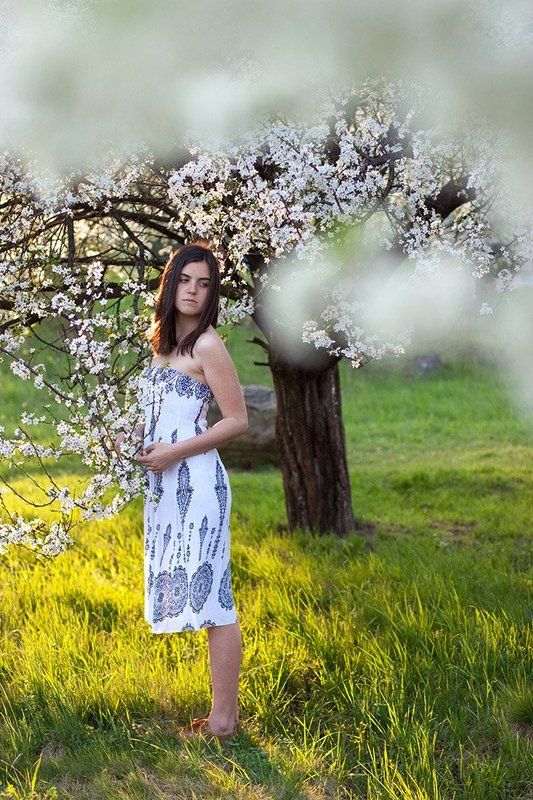 Девушка в цветущем саду фото превью