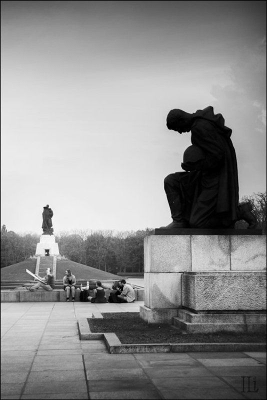 берлин, трептов-парк Немецкие студенты художники на пленэре в Трептов-парке фото превью