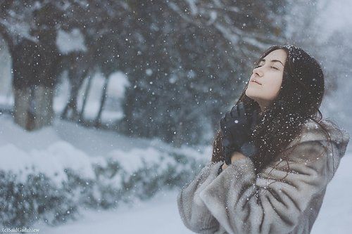Взгляд в никуда..в глазах не видно дна... :)