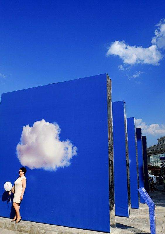 про небо, облака и девушку фото превью