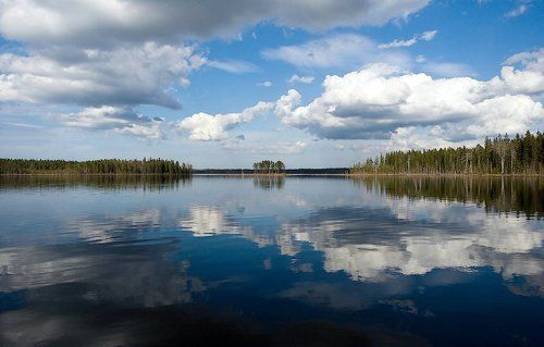 И не понять, то ли небо в озера упало. И не понять, то ли озеро в небе плывёт.