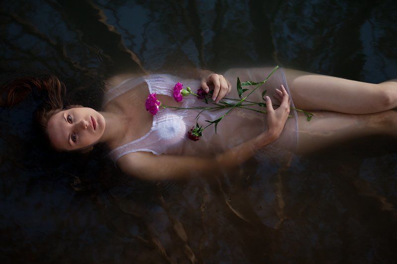 woman, blue, dress, floating, girl, green, looking, naked, pages, photo, sensual, water, white, words, ellow, alexandra, pini, hamou * * * * * фото превью