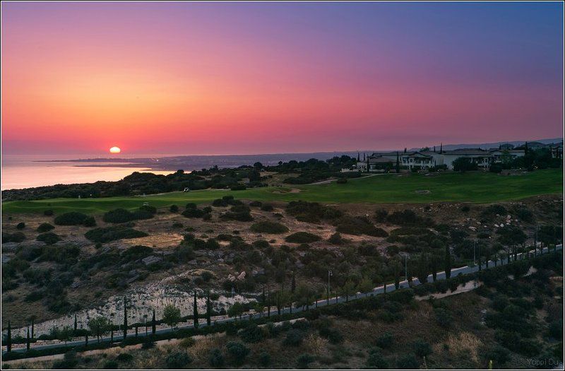 Пейзаж с закатом, полем для гольфа и дорогой фото превью