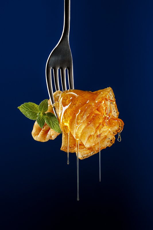 мёд, еда, блин, блины, десерт, предметная фотография, фудфотография Блинчик с мёдом фото превью