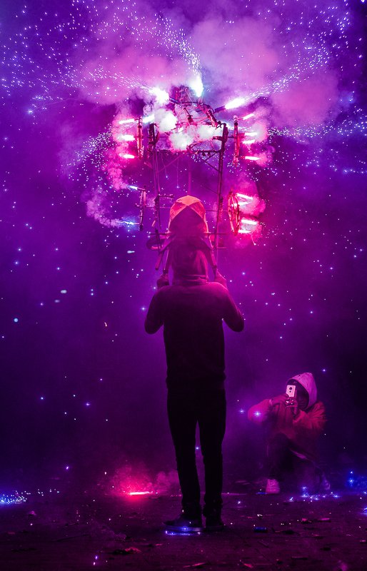 #fireworks #bullsoffire #firebull #fuegosprotecnicos El hombre que cargaba el universo фото превью