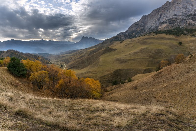 Спряталась осень меж Кавказских гор фото превью