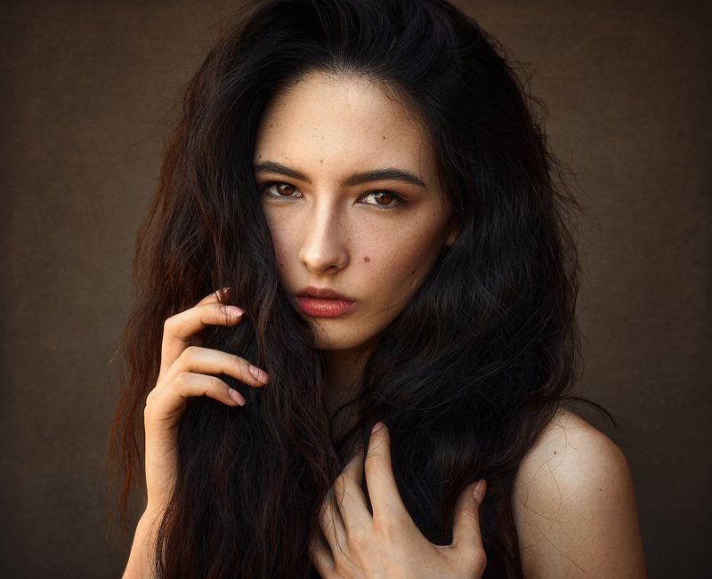 девушка, портрет, взгляд, волосы, руки Милена фото превью