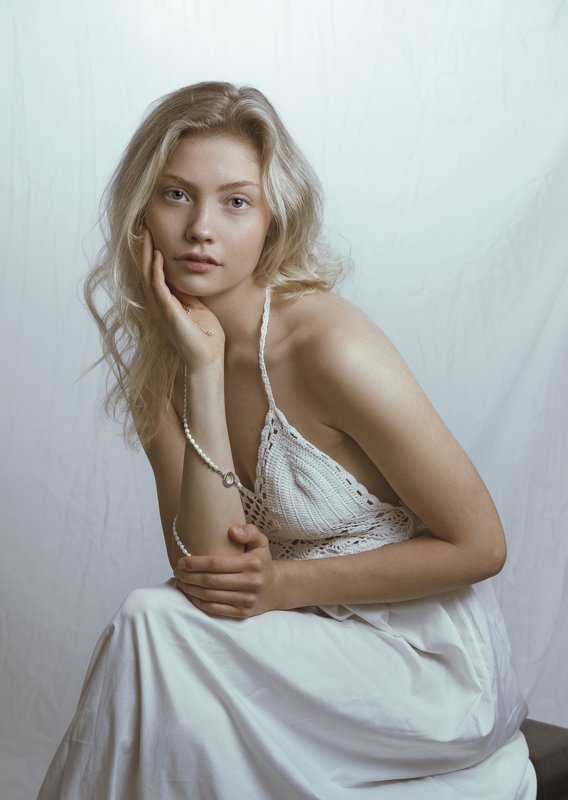 fine art , постановочная фотография ,жанровый портрет, губы , portrait , взрослая женщина  фото превью