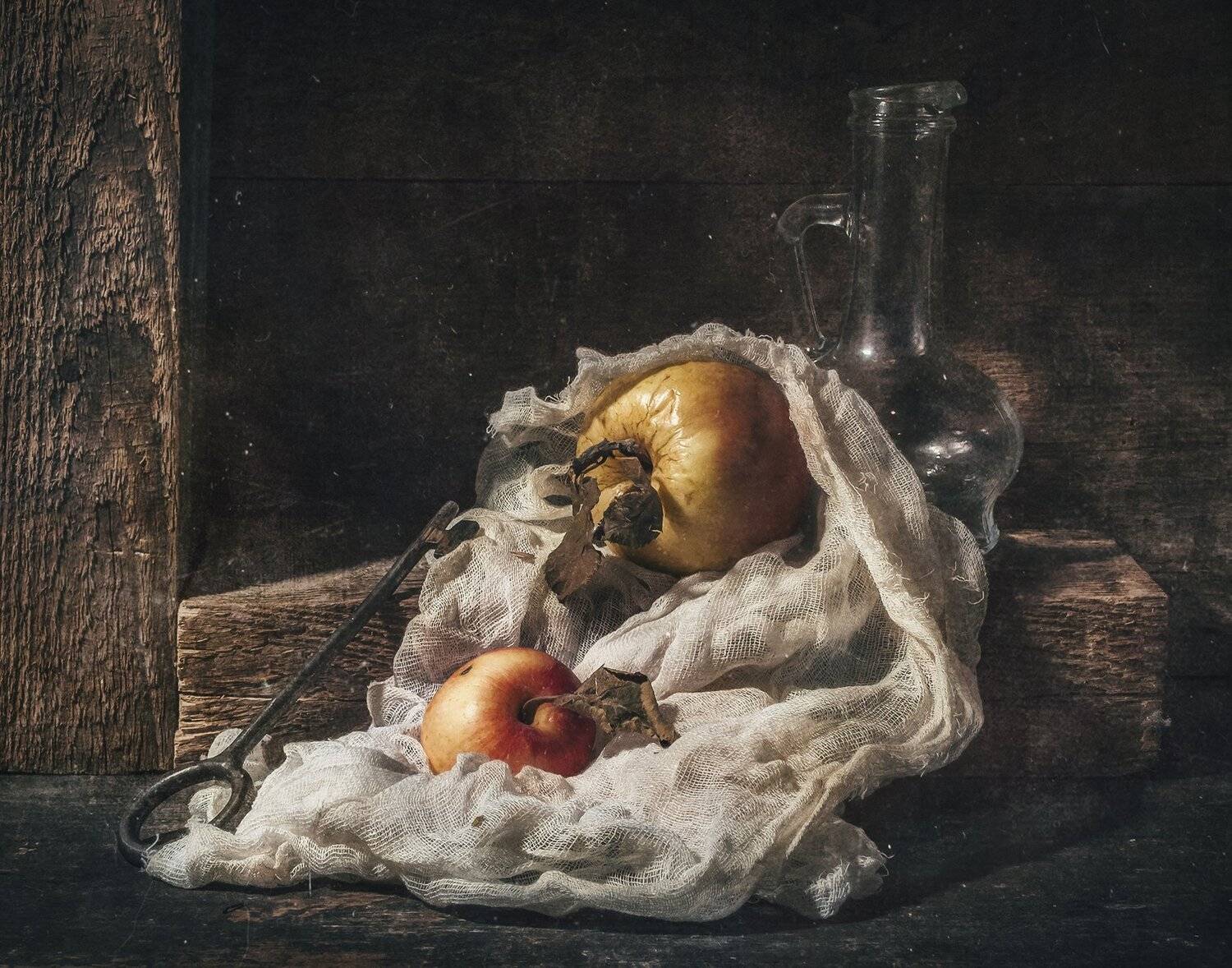 старый,деревенский,яблоки,листья,сухие,осень,доски,ключ,сосуд для масла,марля, Владимир Володин