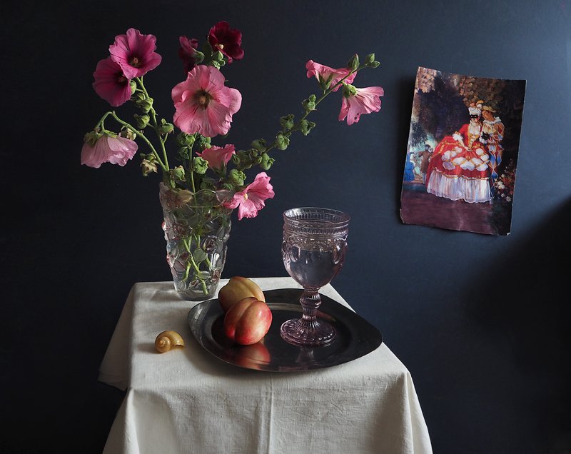 цветы, фрукты Мальвы и нектарины фото превью