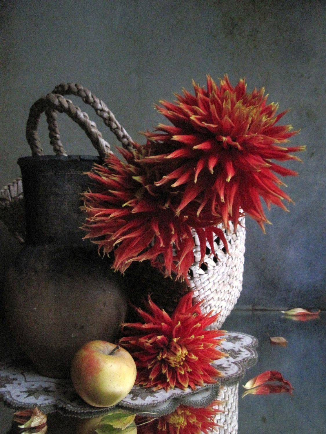 цветы, георгины, кувшин, плетенка, сумка, кувшин, яблоко, красный цвет, Наталия Тихомирова