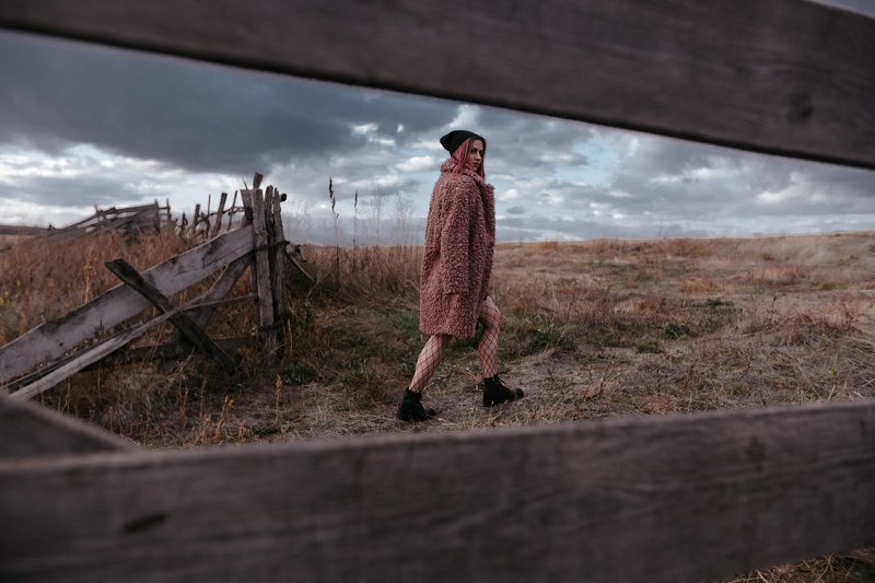 шуба, небо, женщина На остатках руин фото превью