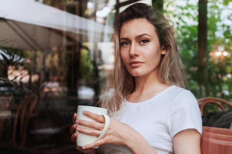 За чашкой кофе фото превью