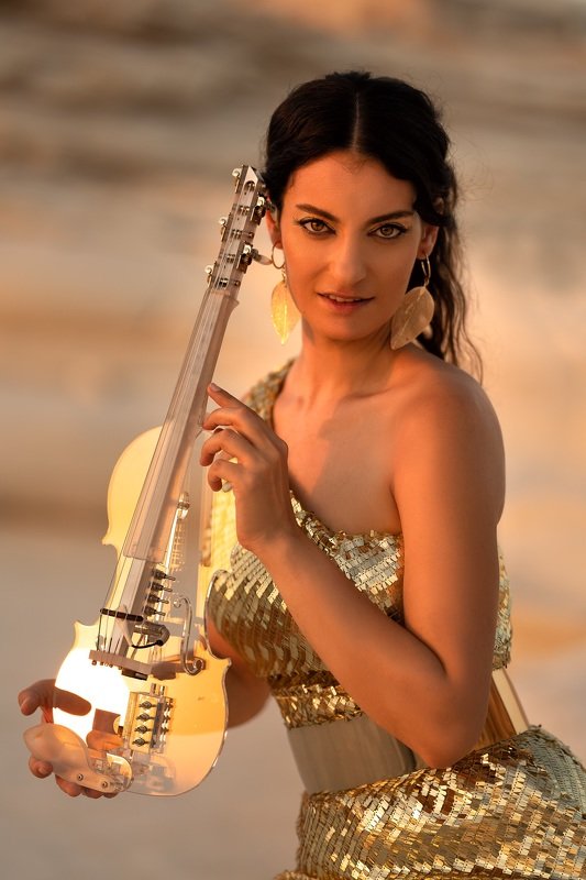 девушка портрет золото скрипка музыка солнце красотка 50 shades of sun фото превью