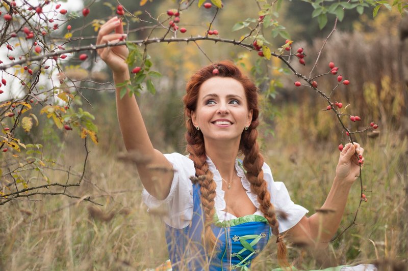 wild rose, People, Female, Mid Adult, One Mid Adult Only, One Person, One Mid Adult Woman Only, One Adult Only, Adult, Woman, One Woman Only, Outdoors, Nature, Mid Adult Woman, Day, Beauty, Autumn, Lady, Folk style, bavarian, Диана и сбор шиповника фото превью