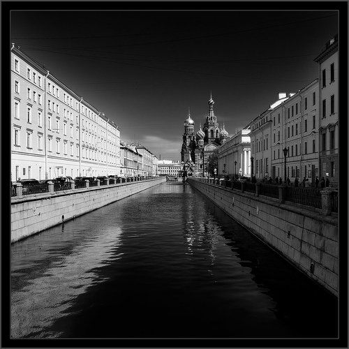 Простая черно-белая контрастная питерская классическая открытка