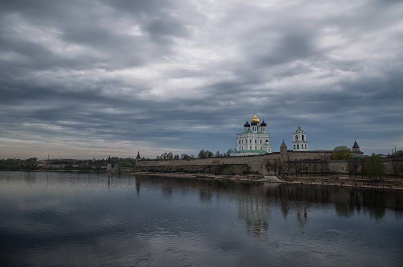 Вид на Псковский Кремль фото превью