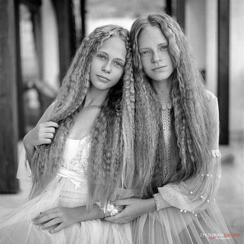 девушка, портрет, лицо, прикосновение, пленка, чб, монохром, рыжая, face, girl, portrait, bw, black and white, film Сестры фото превью