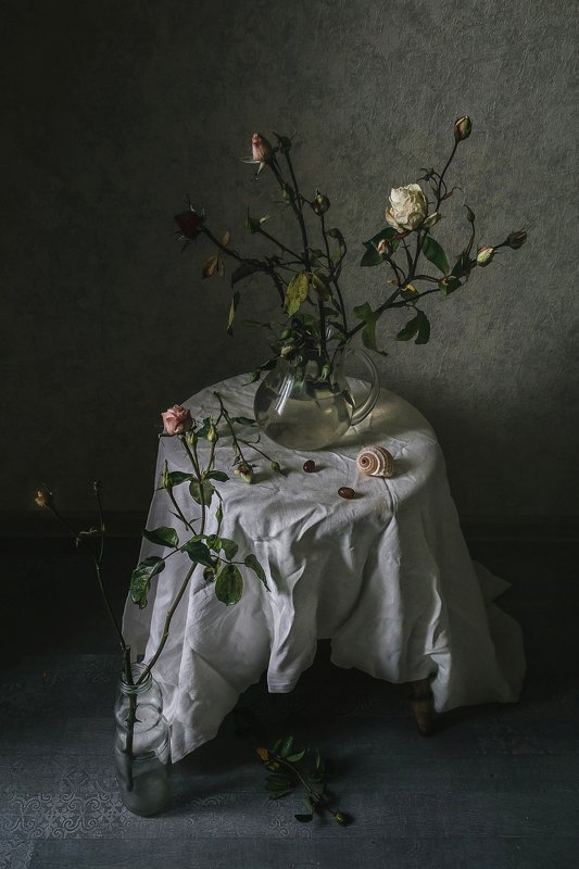 натюрморт, стекло, графин, цветы, розы Последние бутоны в этом году фото превью