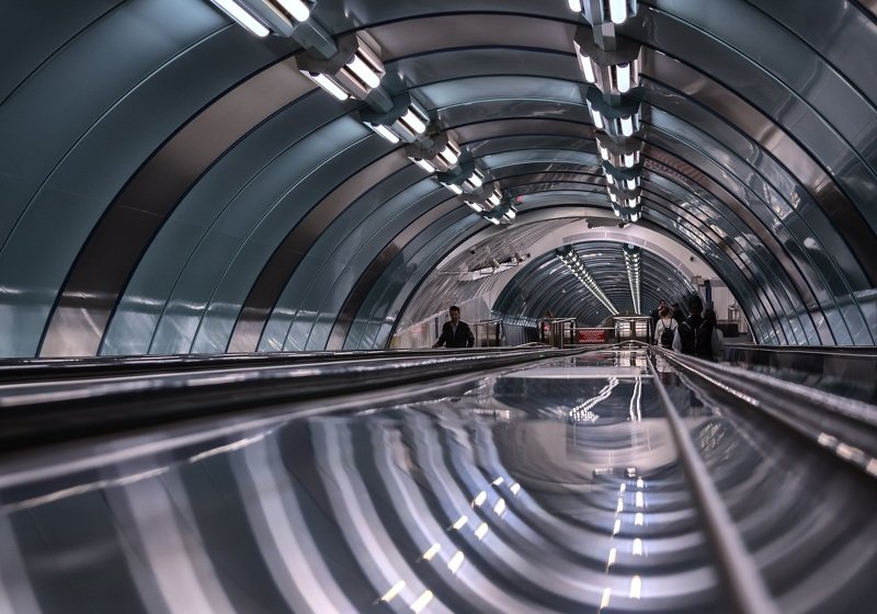 город,архитектура,интерьер,станция,метро,блеск,отражения,зеркальность Подземная геометрия. фото превью