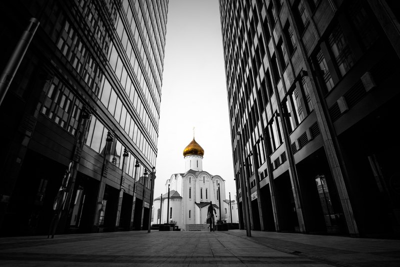 curch, city, architecture, faith, black, white, Moscow, Russia Частичка веры в большом городе  фото превью
