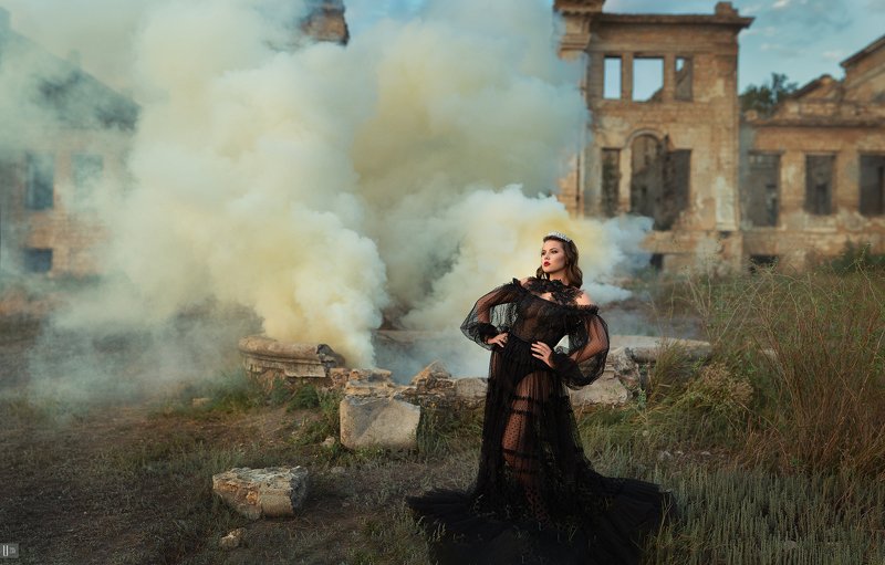 uranus235, nightphotoua, fine art, портрет, девушка, ню, грудь, платье, корона, свет, тучи, небо, облака,  пейзаж, дым, фонтан, здание, усадьба, усадьба дубецких-панкеевых Истории прошлого фото превью