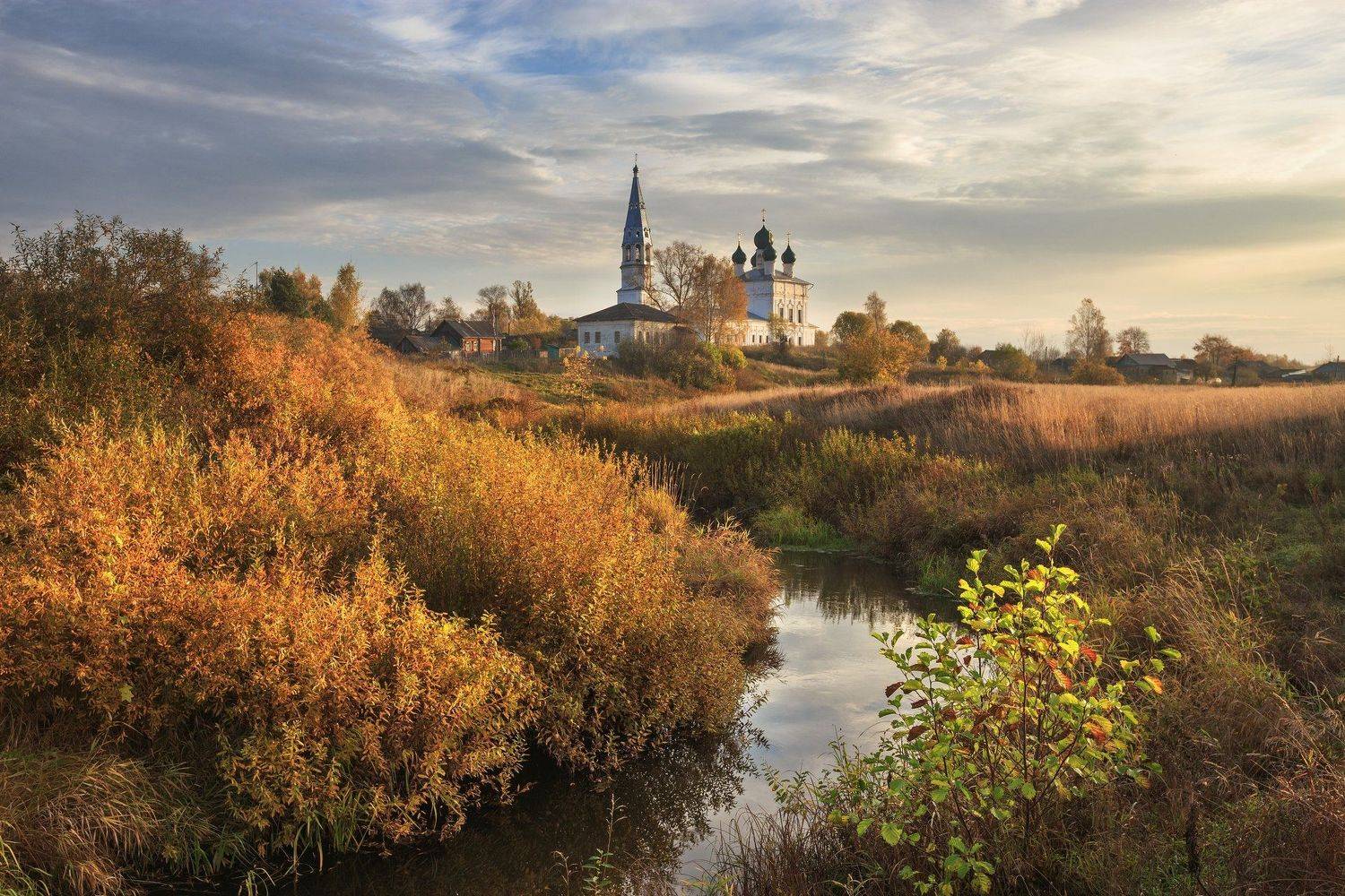 россия, 2020, осень, храм, река, октябрь, небо, отражение, чапыжник, кусты, село, глубинка, осенево, лахость, пейзаж, Денис Лукьяненко
