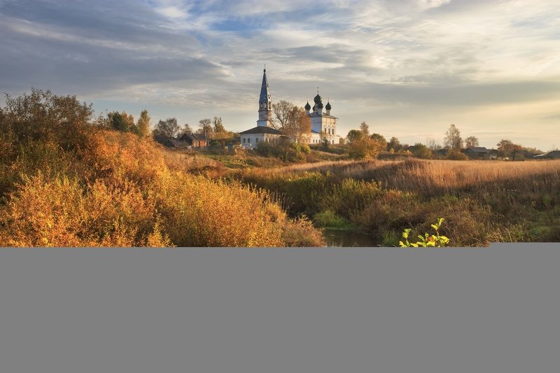 россия, 2020, осень, храм, река, октябрь, небо, отражение, чапыжник, кусты, село, глубинка, осенево, лахость, пейзаж Осень в Осенево фото превью