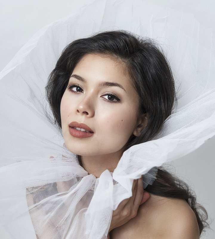 портрет , взгляд ,красивая девушка , цвет ,волосы , красивые губы ,нежность , таинственность  фото превью