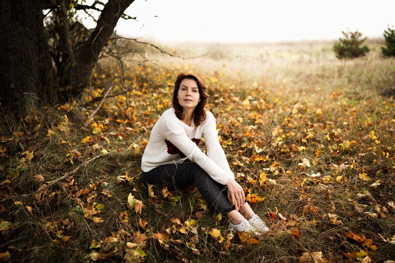 девушка; осень; листва; лес Антураж пленительной осени фото превью