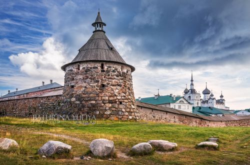 Корожная башня и камни
