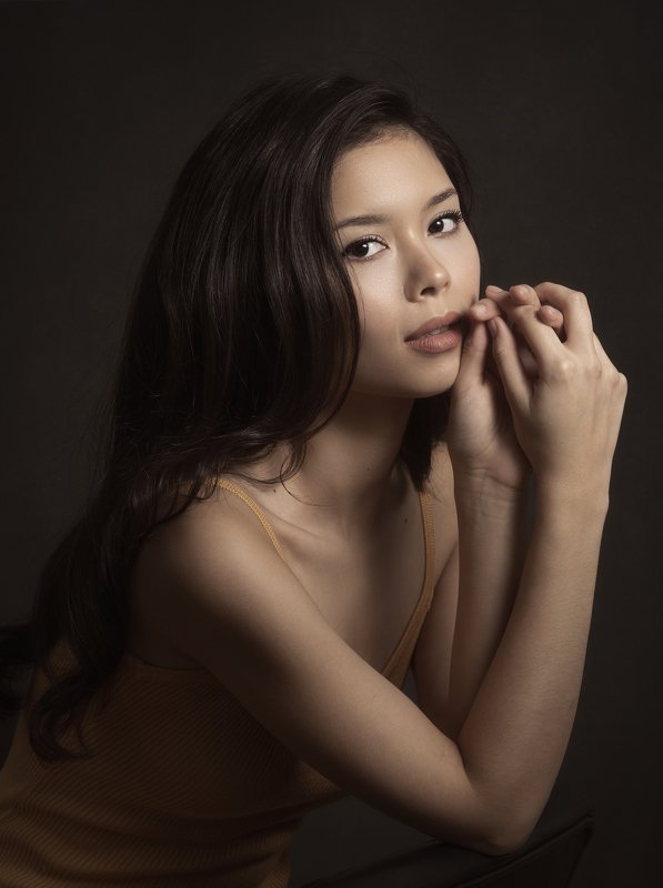 портрет , взгляд ,красивая девушка , цвет ,волосы , красивые губы ,нежность , таинственность  фото превью