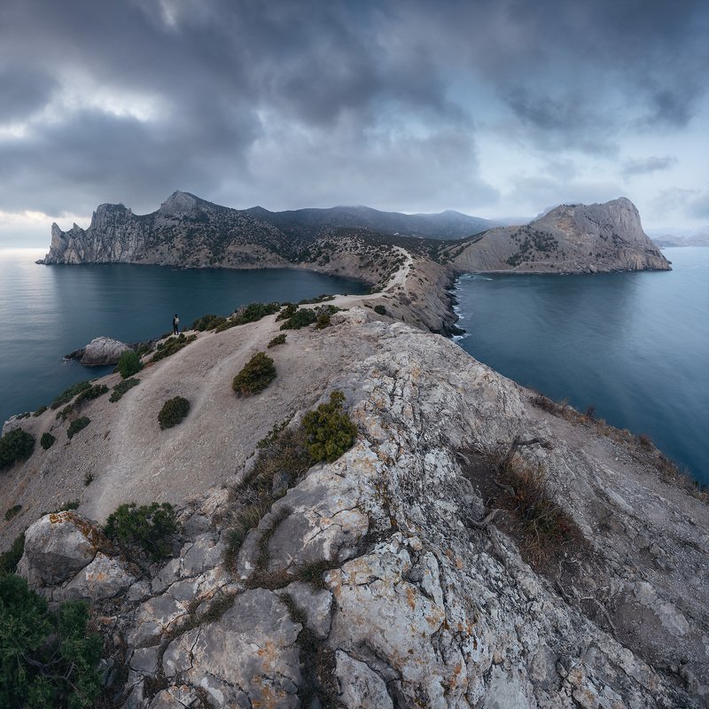 Опоздал на месяц на закат в кадре фото превью