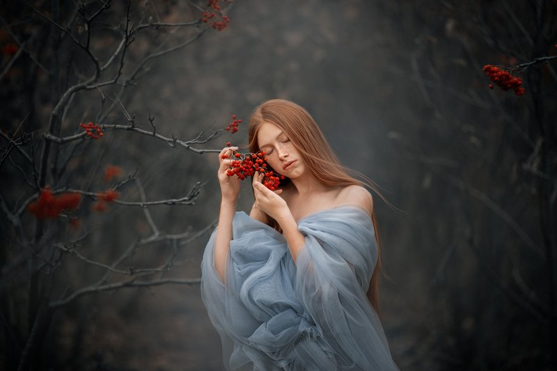 Девушка, рябина Холодная осень фото превью