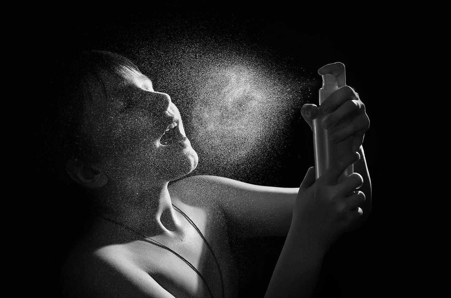 брызги,капли,пульверизатор,жара,чёрно-белый,ребёнок,игра, Владимир Володин