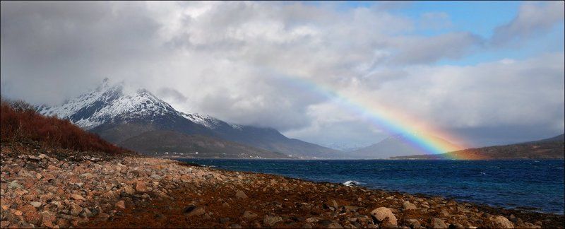 Панорама с горами и радугой над фьордом фото превью