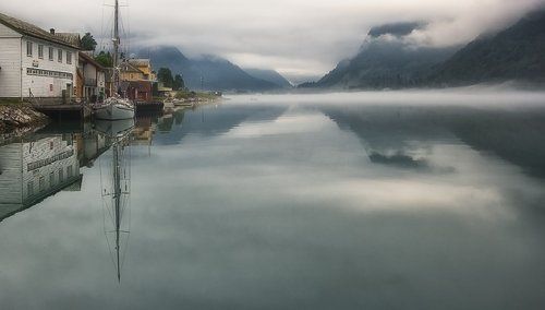 Пришла пора подумать о делах: о башмаках и сургуче, капусте, королях, и почему, как суп в котле, кипит вода в морях..