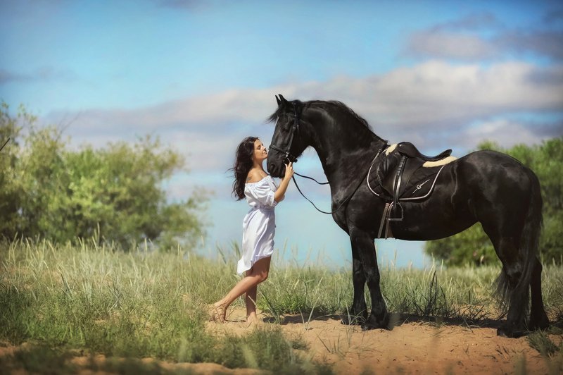 #фриз #конныйфотограф #фотосессияслошадьми #фотосессияслошадью #коннаяфотосессия #черныйконь #воронойконь #воронаялошадь #девушкаслошадью #девушкасконем #конь #horse #черный_конь #фото_с_лошадью #фотосессиясконем Прогулка с лошадью, Прованс фото превью