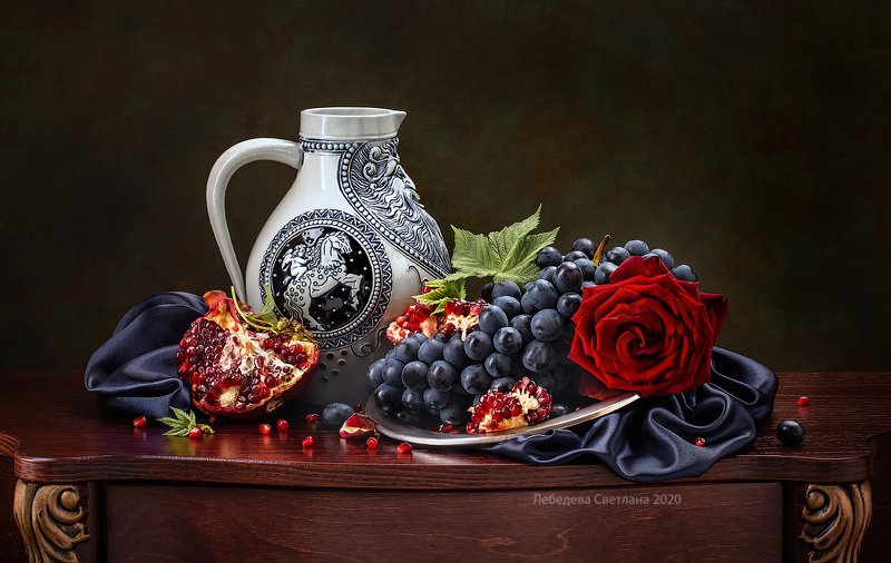 С кувшином и фруктами фото превью