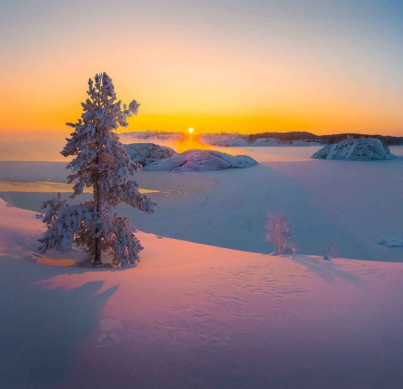 ладожское озеро, карелия, зима, день, облака, синий, снег, зимнее, камни, лёд, отражение, вода, бухта, залив, остров, сосны, гранит, шхеры,, Лашков Фёдор