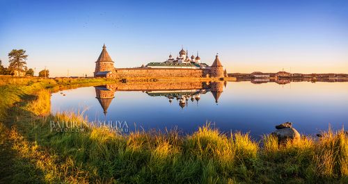 Монастырь в свете утра