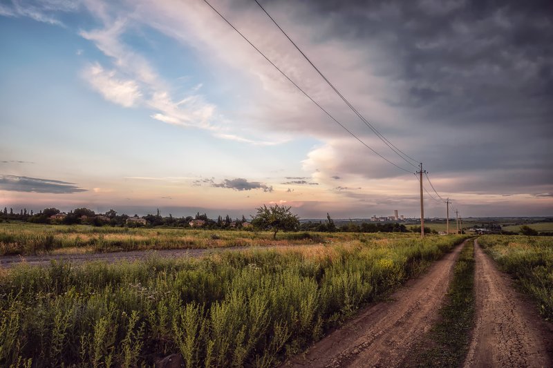 пейзаж, небо, тучи, дорога, дома, провода, столбы, трава, деревья Перед дождём фото превью