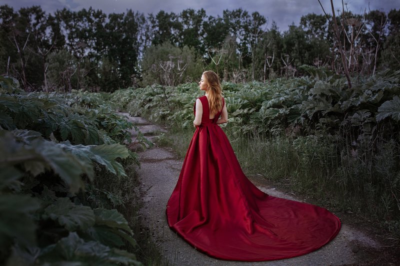 красное платье девушка в красном фото превью