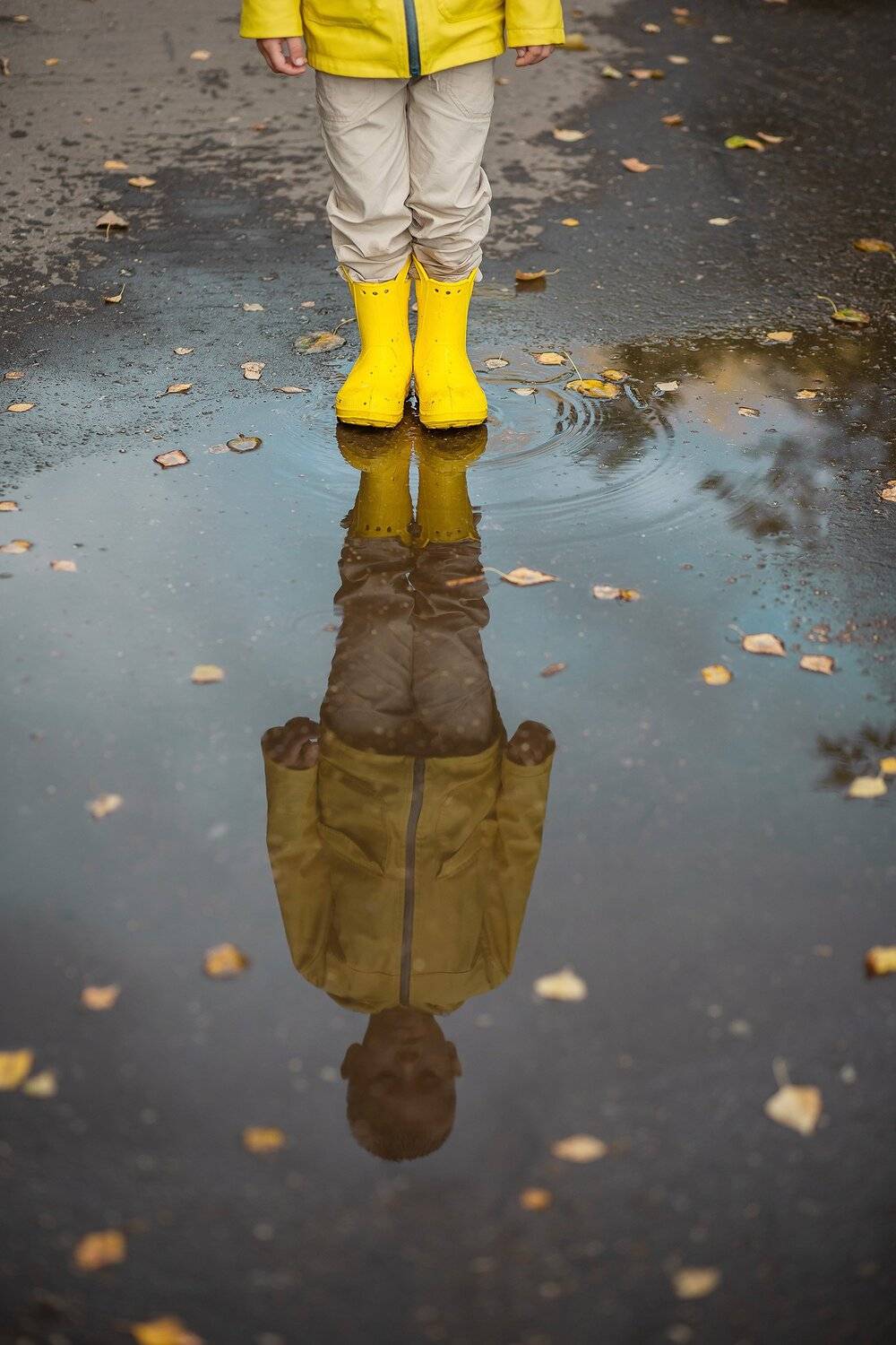 лужа, осень, желтый, сапоги, непромокаемый, отражение, зеркало, настроение, осенний, мальчик, ребенок, детство, Мила Шелест