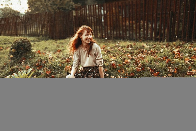 рыжая девушка осень радость улыбка листья листопад осень деревня кантри ретро нечаянная радость фото превью
