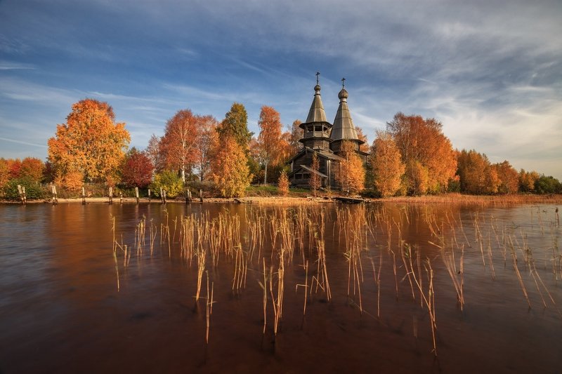 россия, 2020, осень, храм, октябрь, небо, отражение, глубинка, озеро, онега, деревья, заонежье, чёлмужи, карелия, пейзаж Осень на Онеге фото превью