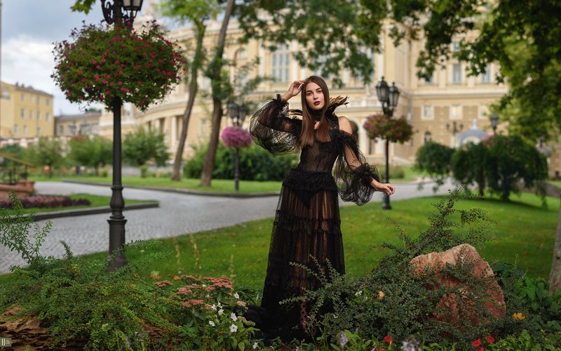 uranus235, nightphotoua, fine art, портрет,девушка,перья,платье,цветы,кусты,деревья,фонари,пейзаж,оперный,театр,одесса Город и тишина фото превью