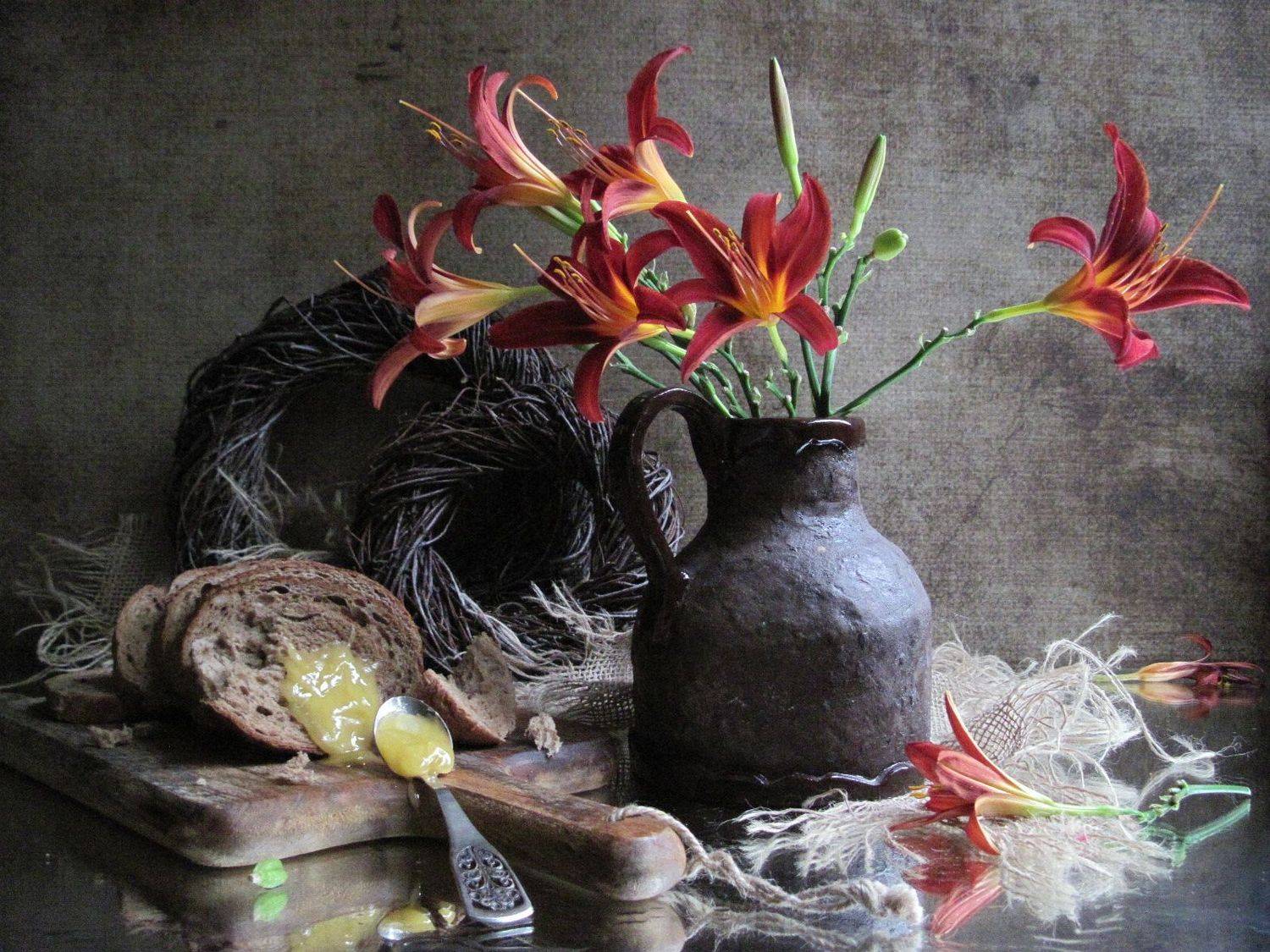 цветы, букет, лилейники, кувшин, керамика, венки, хлеб, мед, кухонная доска, рогожка, Наталия Тихомирова